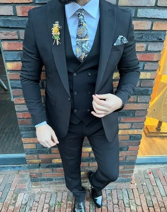 Homme en costume trois pièces noir élégant
