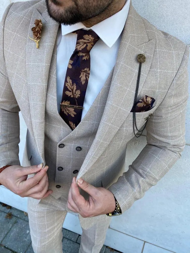 Homme portant un costume beige élégant avec cravate à motifs