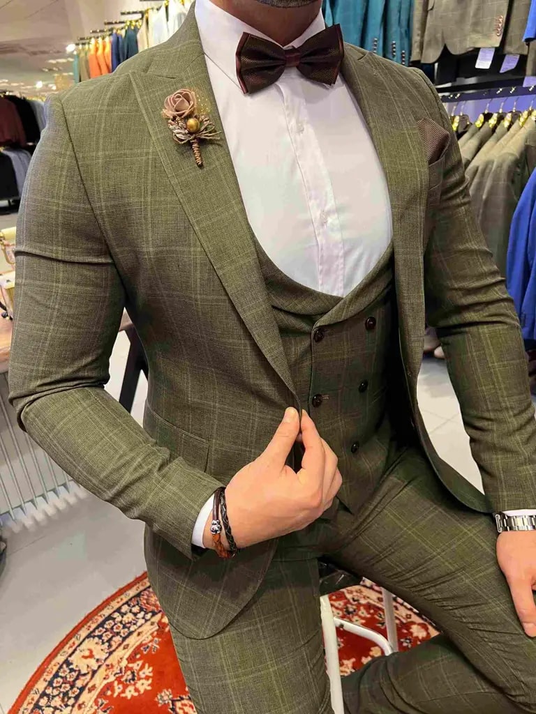 Costume trois pièces vert olive avec nœud papillon