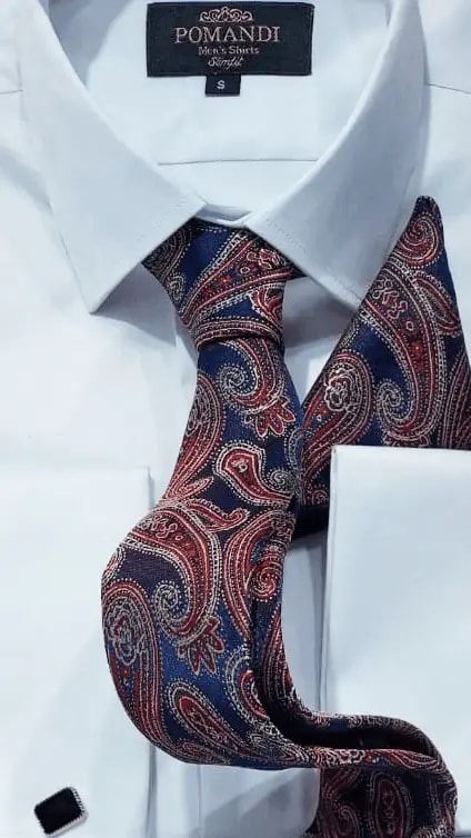 Chemise blanche avec cravate à motifs paisley