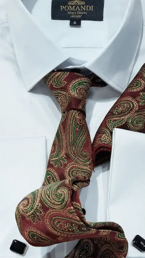 Cravate en soie à motifs paisley avec chemise blanche
