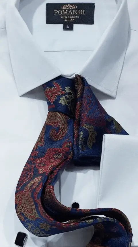 Chemise blanche élégante avec cravate à motifs