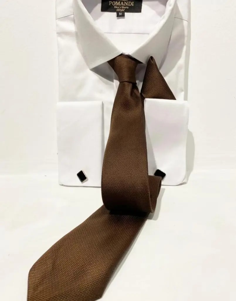 Chemise blanche avec cravate marron élégante