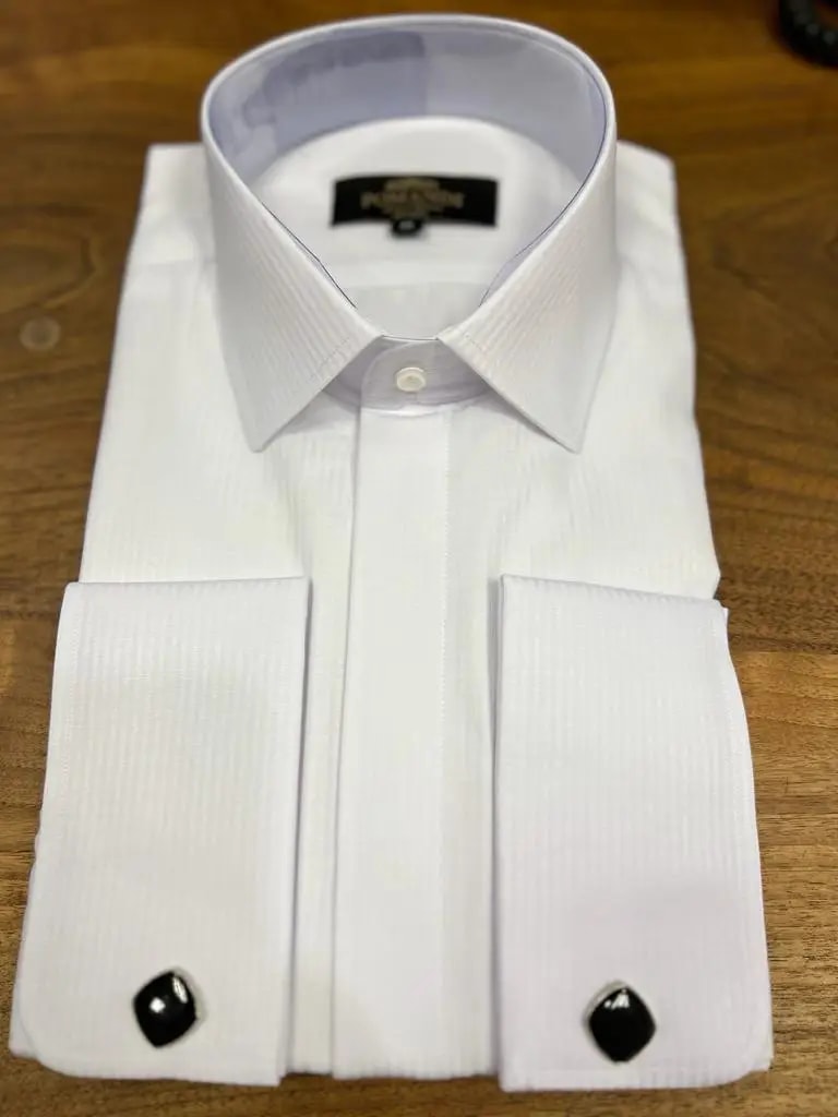 Chemise blanche élégante avec boutons de manchette