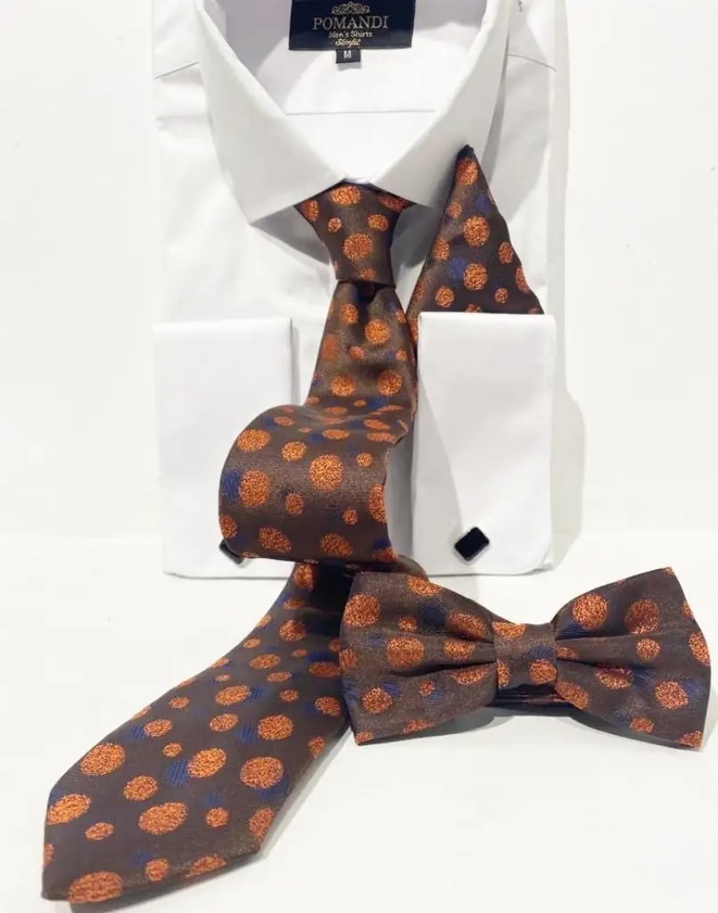 Chemise blanche avec cravate et nœud papillon à pois