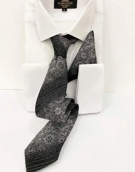 Chemise blanche avec cravate noire à motifs élégants