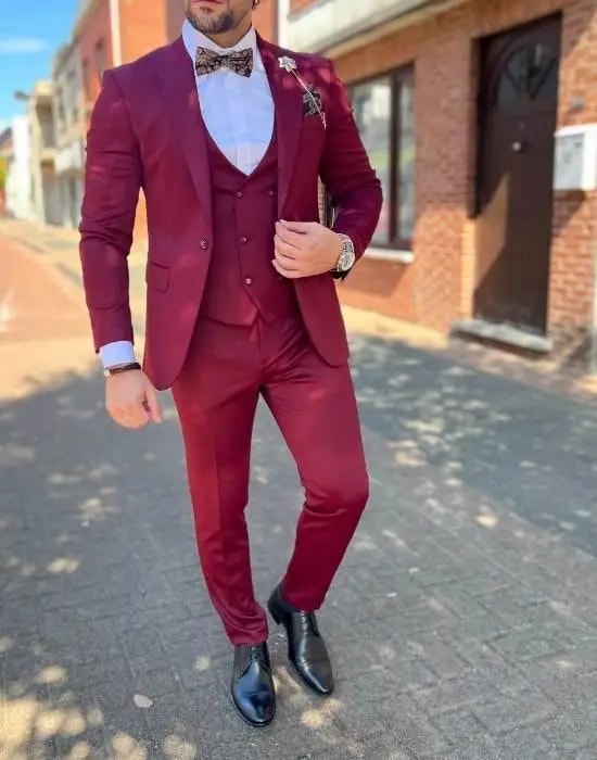 Homme élégant portant un costume bordeaux trois pièces