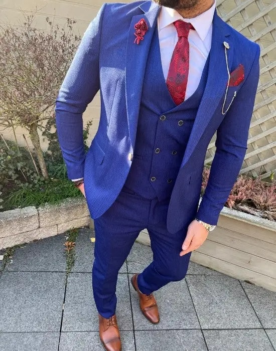 Homme en costume bleu élégant avec cravate rouge