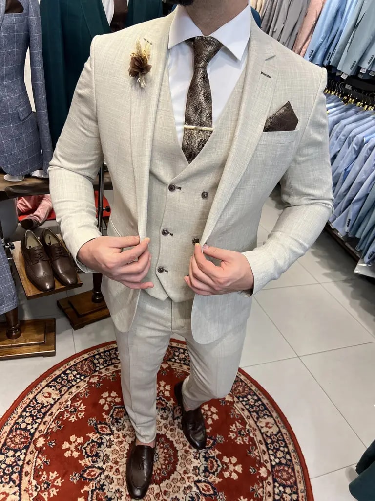 Homme portant un costume beige élégant avec gilet