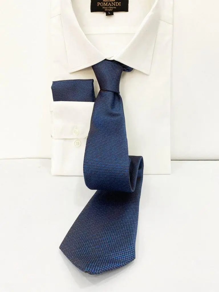 Chemise blanche avec cravate bleue élégante