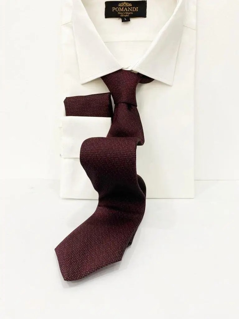 Chemise blanche avec cravate bordeaux élégante