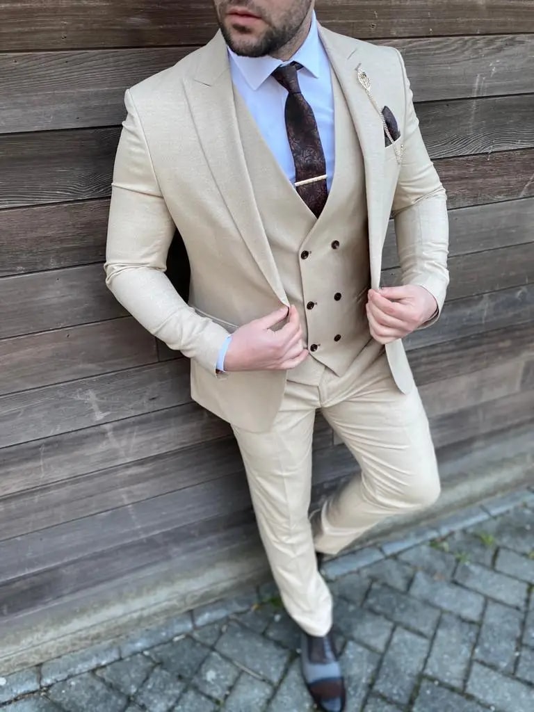 Homme en costume beige élégant avec cravate marron