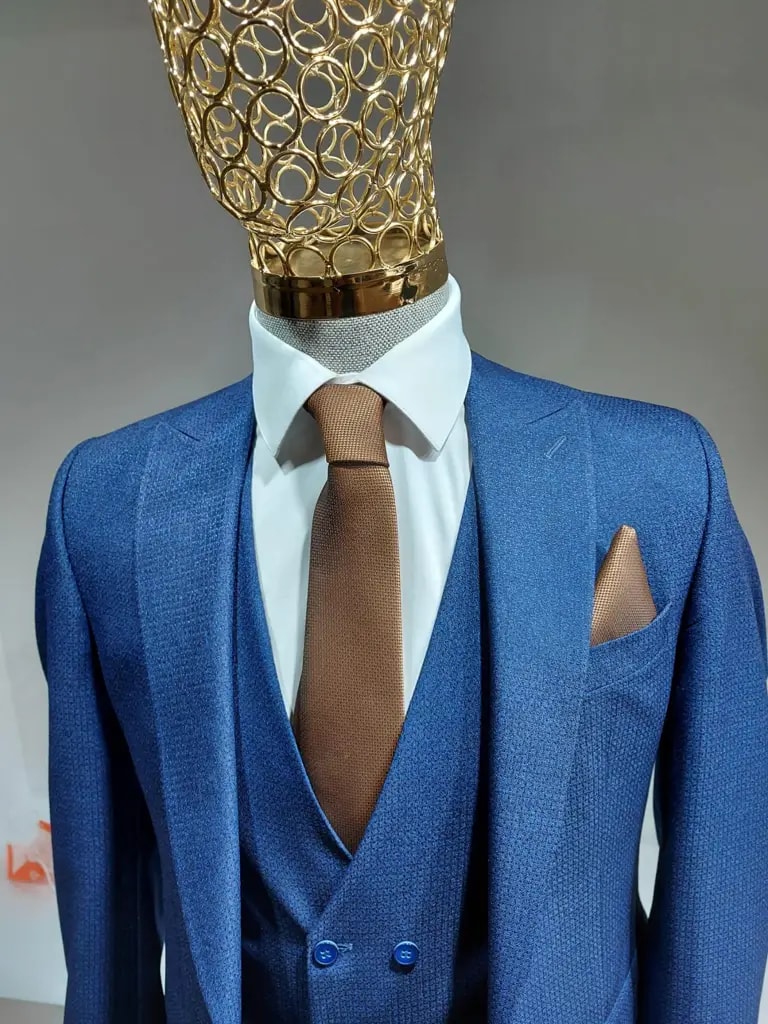 Costume trois-pièces bleu avec cravate marron