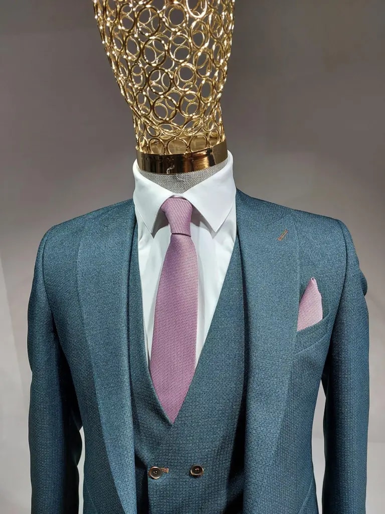 Costume trois pièces bleu avec cravate rose