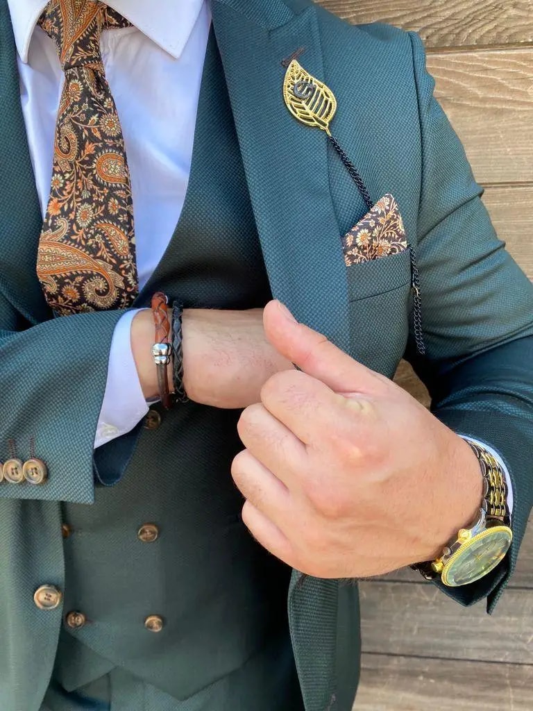 Homme en costume vert avec cravate Ă  motifs et accessoires