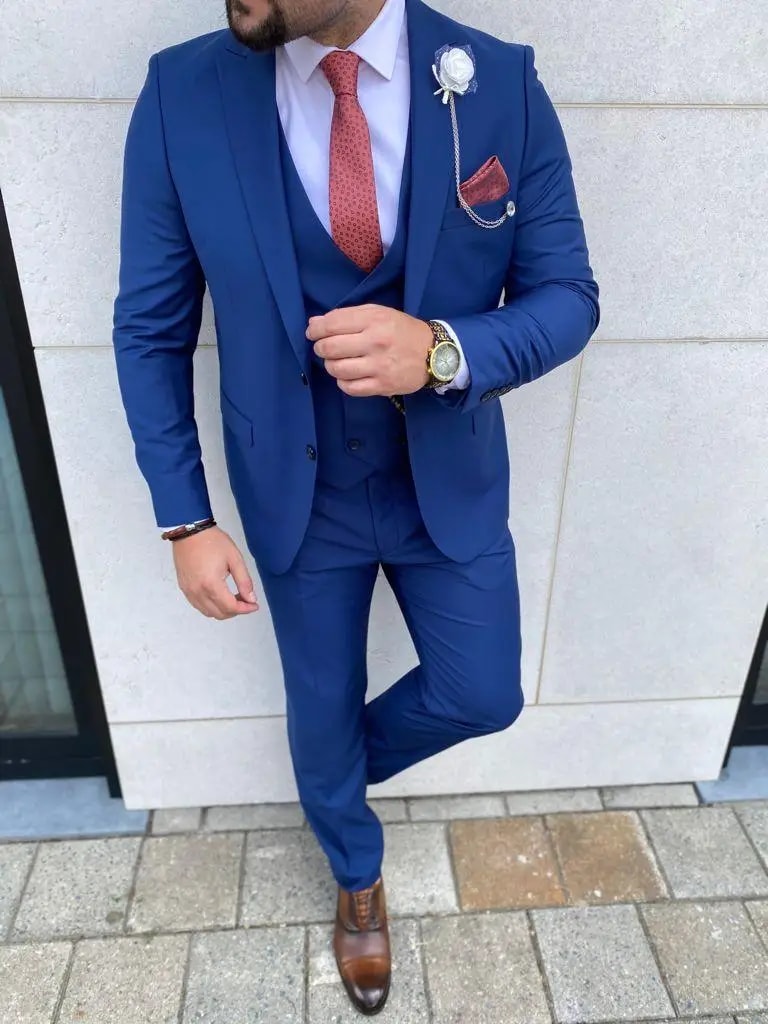 Homme en costume bleu élégant avec cravate rouge