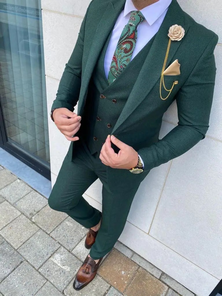 Homme en costume vert élégant avec cravate motif