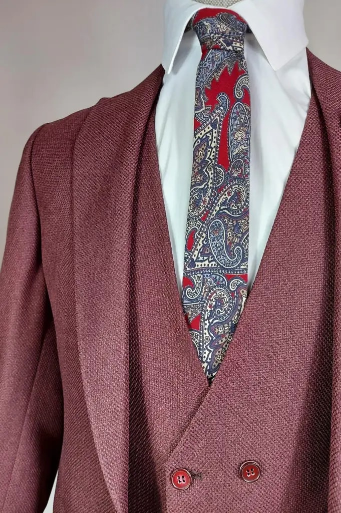 Veste bordeaux avec cravate à motif cachemire
