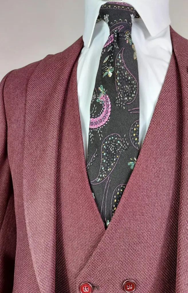 Cravate avec motif paisley et costume bordeaux