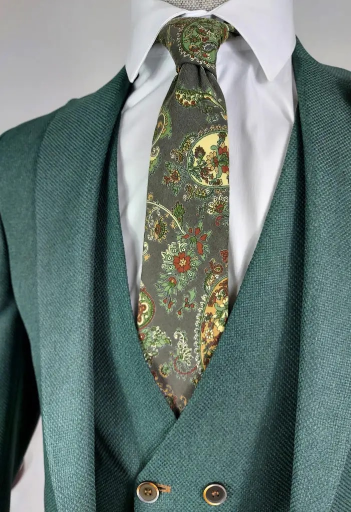 Groen kostuum met bloemenstropdas en witte overhemd
