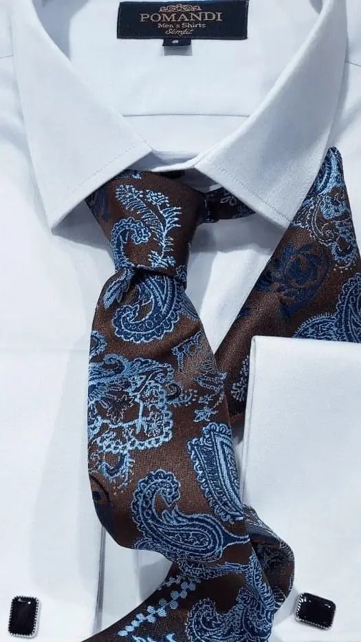 Chemise blanche avec cravate marron et bleue à motifs