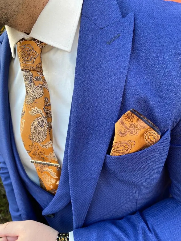 Homme en costume bleu avec cravate et pochette orange