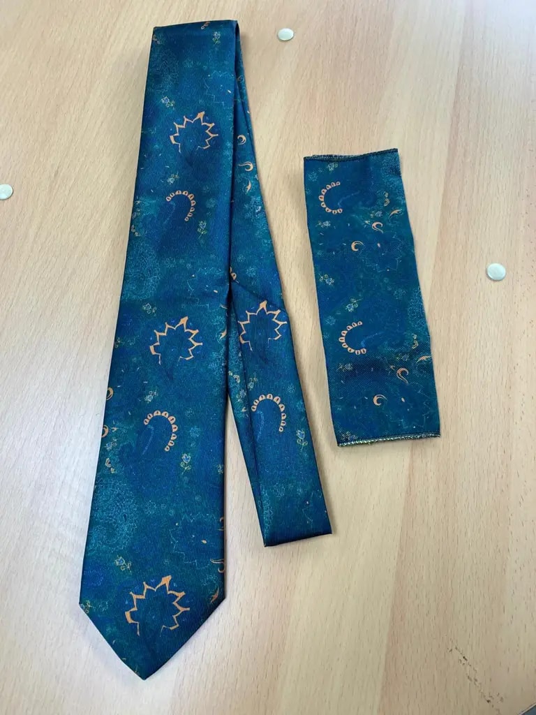 Cravate et pochette de costume bleu à motifs