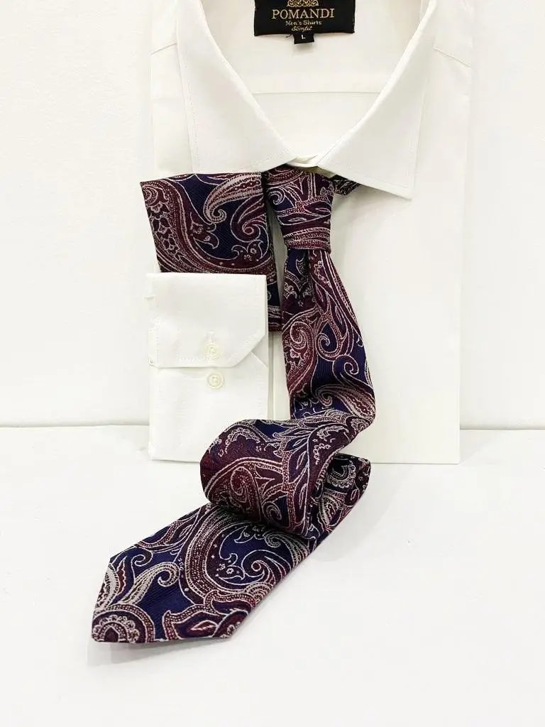 Cravate à motifs cachemire sur chemise blanche élégante