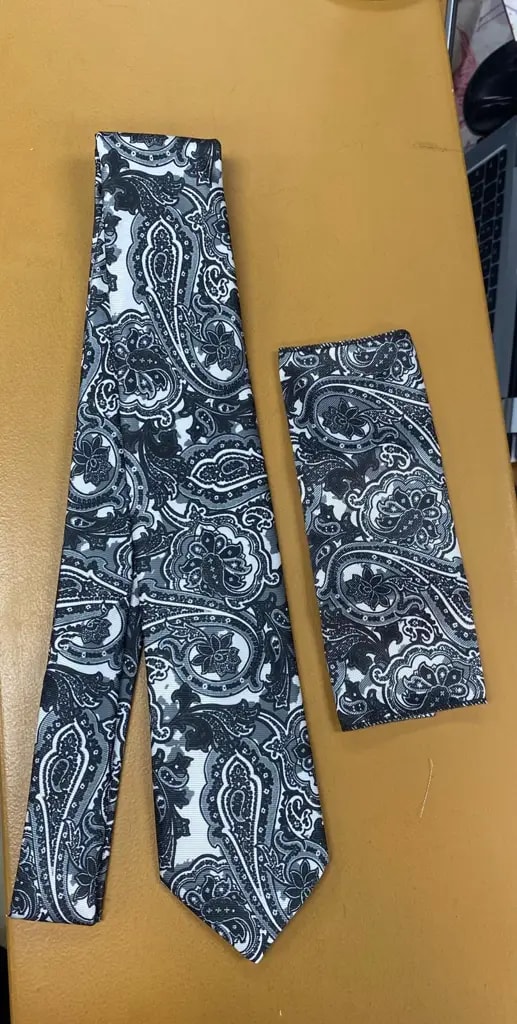 Zwart-witte stropdas en pochet met paisley patroon